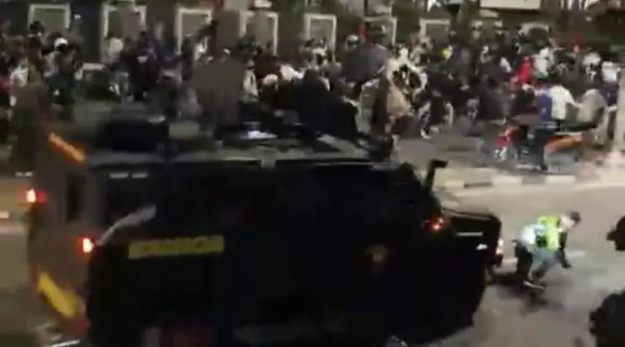 Mobil Brimob Lindas Ojol